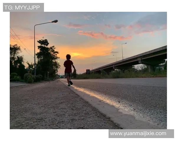 夜晚跑步的真实瞬间展现健康生活方式与活力四射的自我