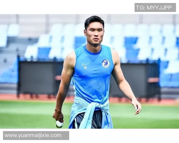 大连队迎回锋霸国脚李国旭热烈欢迎重返球队再创辉煌